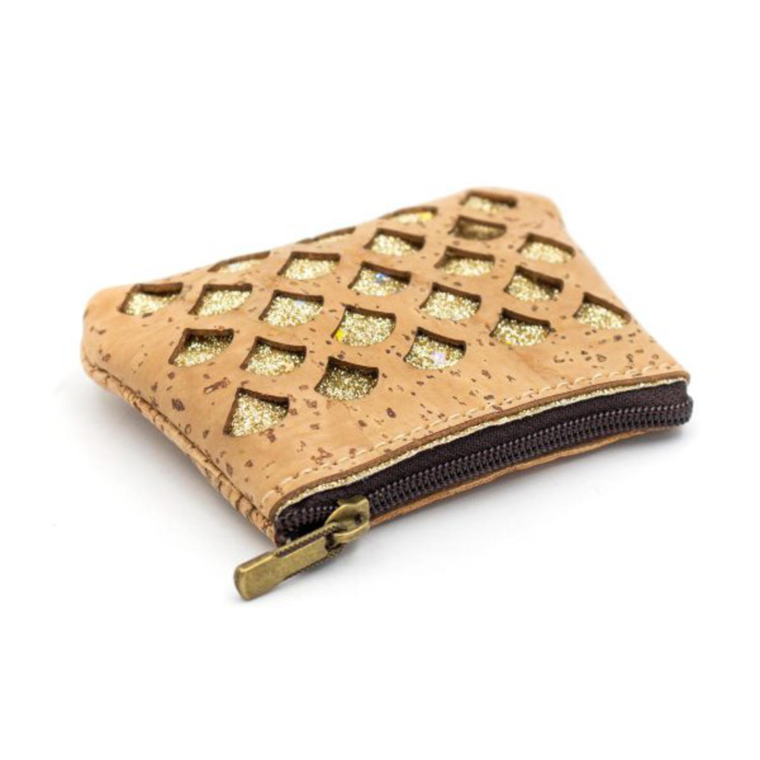 Majhna denarnica iz plute okrašena z zlato sijočo tkanino